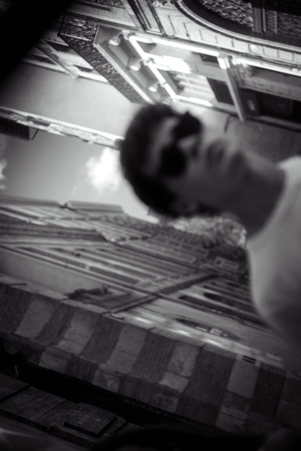 Portrait noir et blanc en contre-plongée