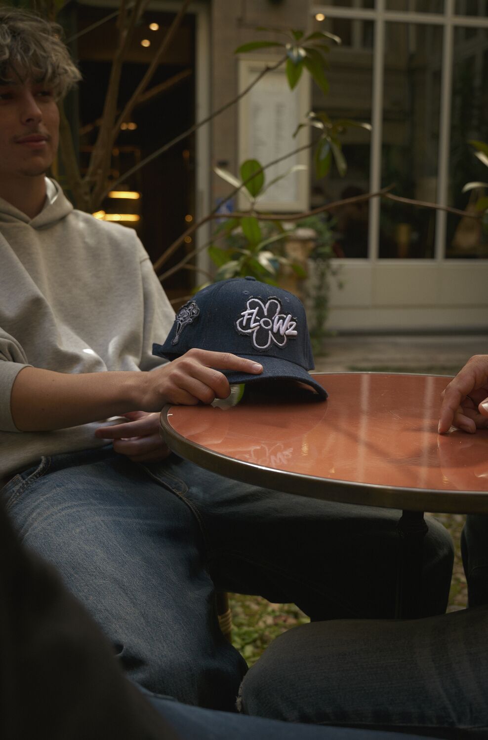Casquette posée sur la table