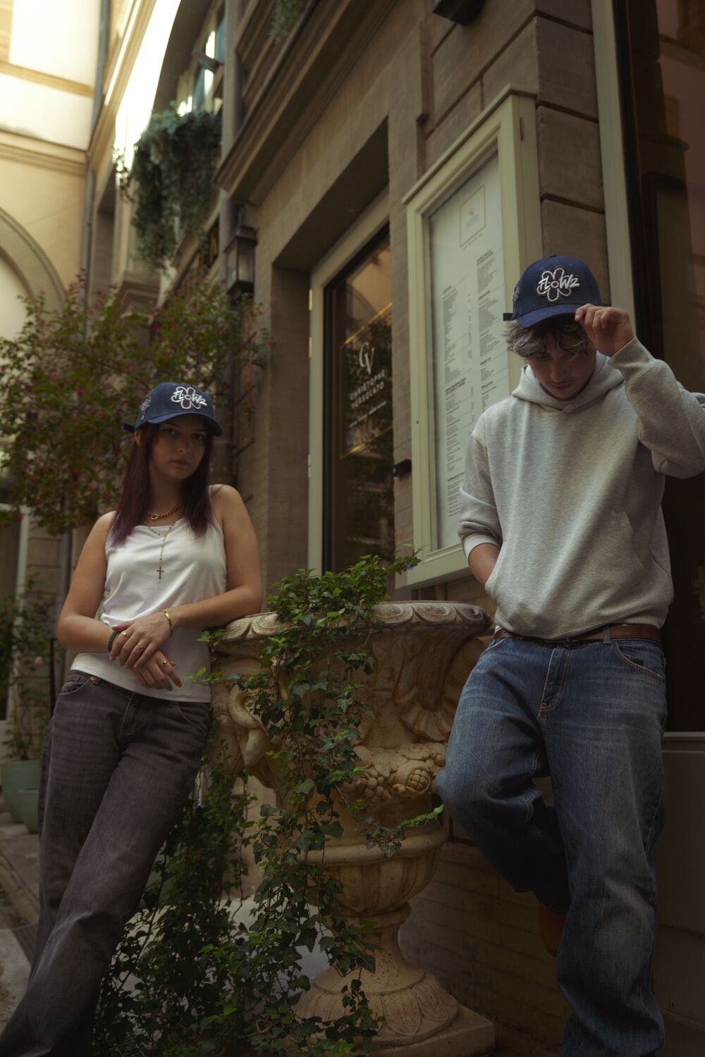 Couple devant une façade