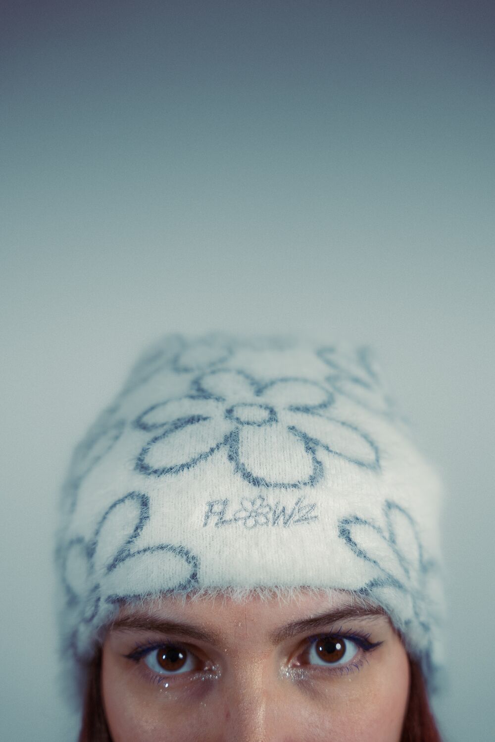 Bonnet Flowz, regard caméra