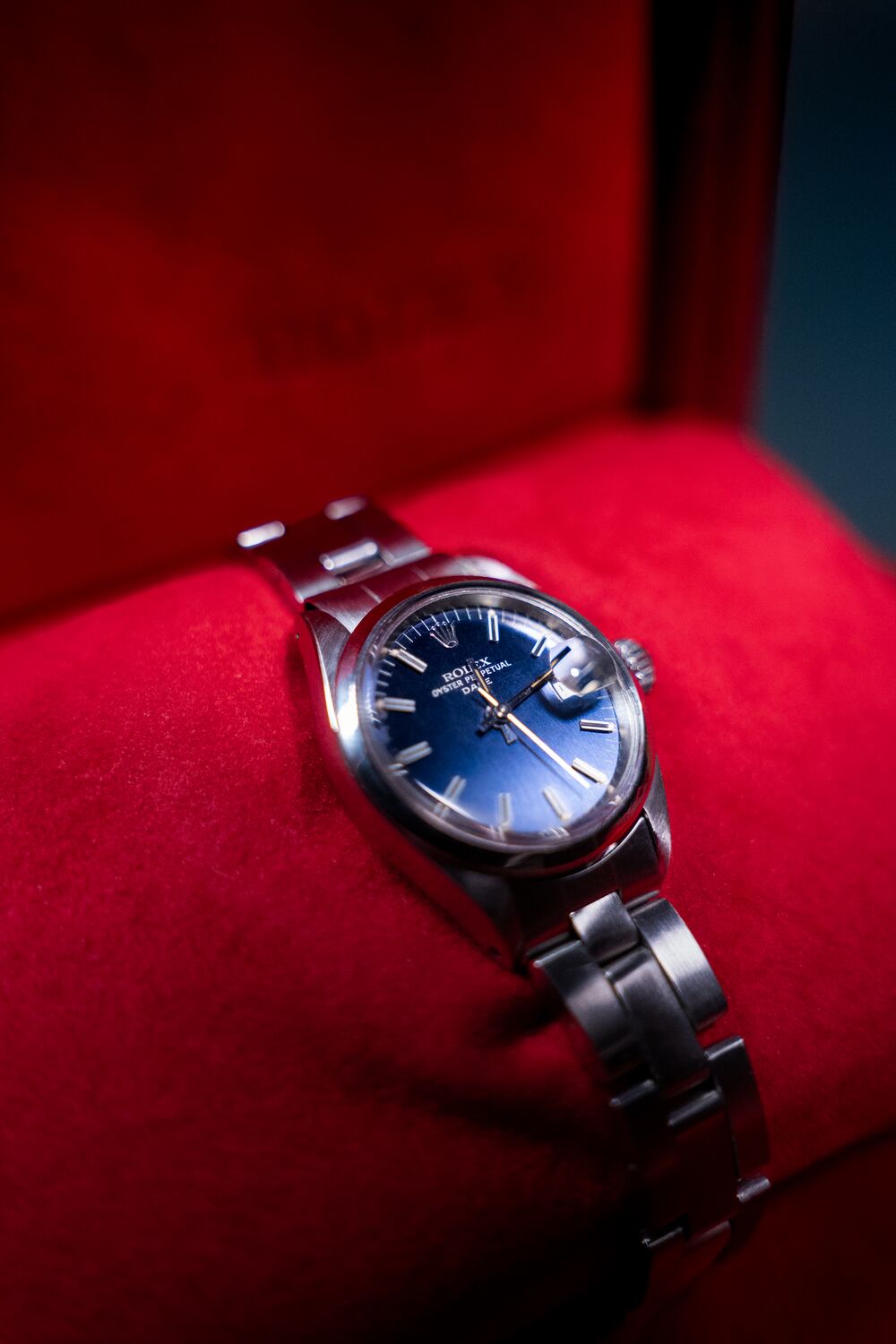 Montre sur velours rouge