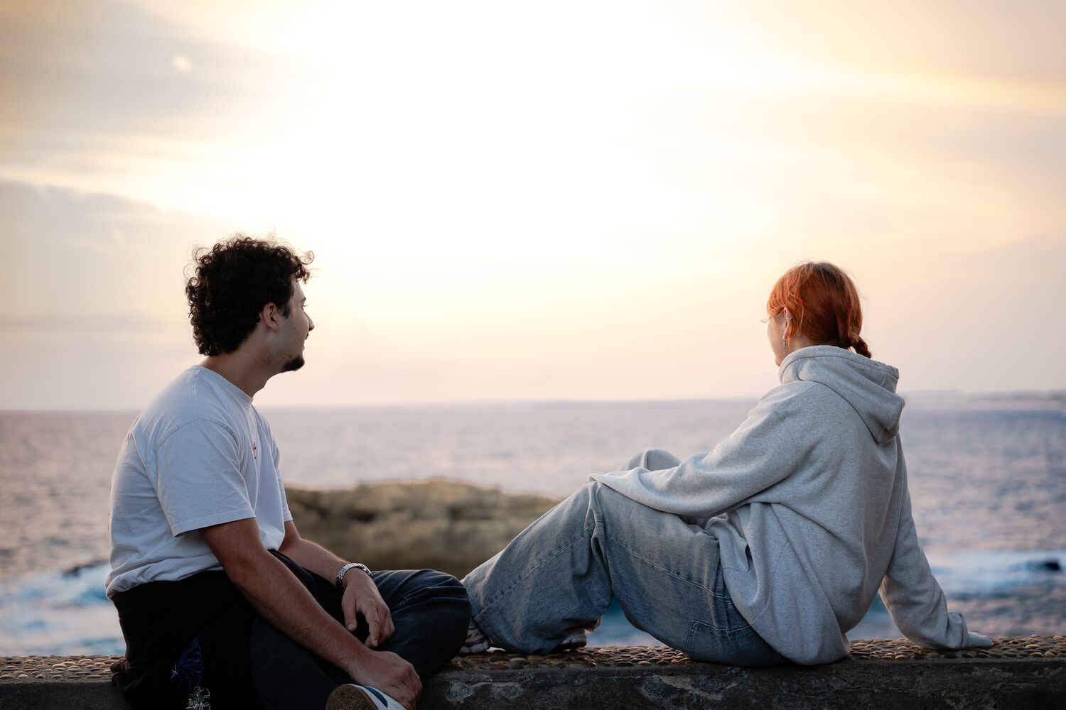 Couple face à l'océan